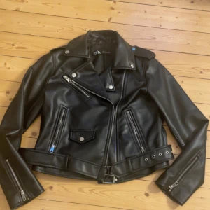 Zara Skinnjacka  - Säljer min skinnjacka ifrån zara i storlek M. Köpte den för ca 2 år sedan men ej användt mycket och inga defekter. Köpte den för Ca 500 kr men säljer nu för 100 då den ej kommer till användning 