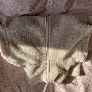 Hm trendiga Teddy tröja/ jacka  - Den trendiga Teddy jackan  Som ny andvänd några gånger  Priset går att diskutera  