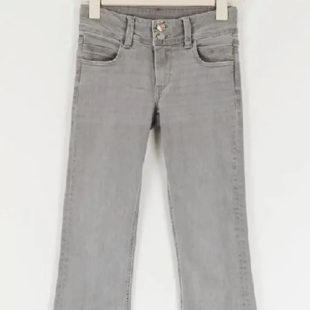 As snygga gråa bootcut jeans från gina som är helt slutsålda!🥰 köpt för 399❣️❣️. Jeans & Byxor.