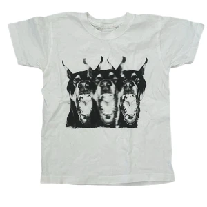 T-shirt med tryck - Så cool och unik baby tee med doberman tryck💞 Köpt på depop men aldrig använd.