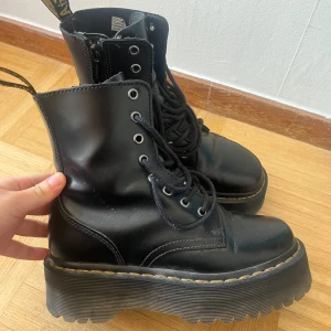 Jadon Dr martens  - Platå dr Martens i modellen Jadon. Storlek 37! Jag brukar ha 38 i skor och dessa passar mig! Sparsamt använda! 
