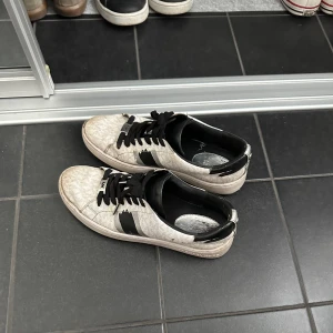 Skor  - Michael kors skor i använt skick! Så fina och passar till allt!❤️😍
