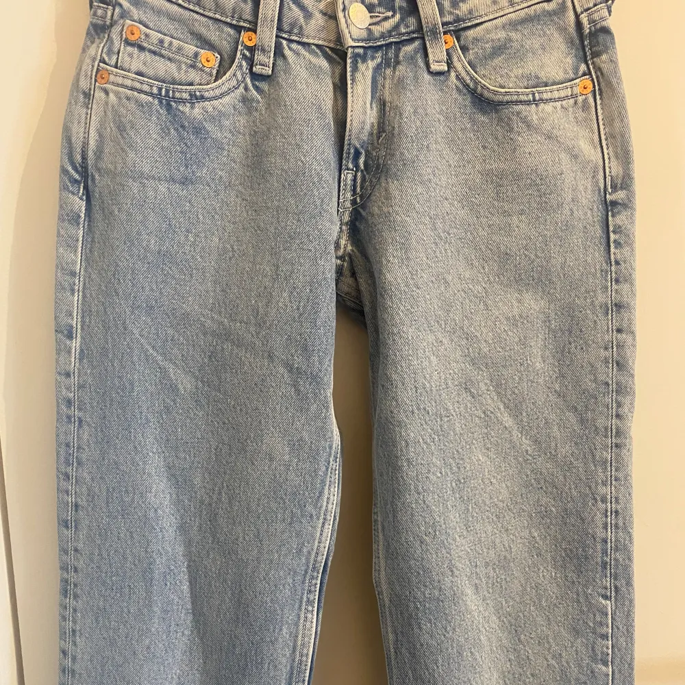 Helt nya weekday jeans i modellen ”arrow” storlek 24/32, prislappen är kvar. Skriv dm vid frågor💗. Jeans & Byxor.