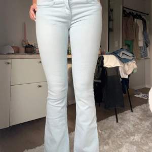 Så fin ljusa jeans💗perfekta nu till våren!! Från Lois jeans, nypris 1899 kr💕 jättebra skick, använda fåtal ggr! Skorv för mått osv