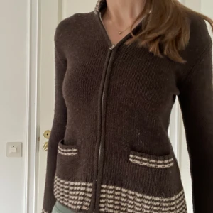 Stickad zip tröja med fickor  -  Säljer denna magiska tröja som är otroligt vacker nu till hösten PGA att den är för liten. Den har fina detaljer som fickor och ett mönster längs armarna och slutet på tröjan, den är från Filippa K och i bra skick!💗fick den i present kostar ca 2500 ny!