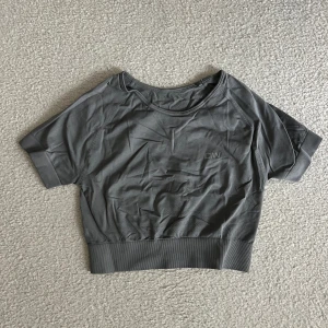 Träningstopp - Croppad träningstopp från ICIW. Bra i skick. Se sista bilden för att se passformen