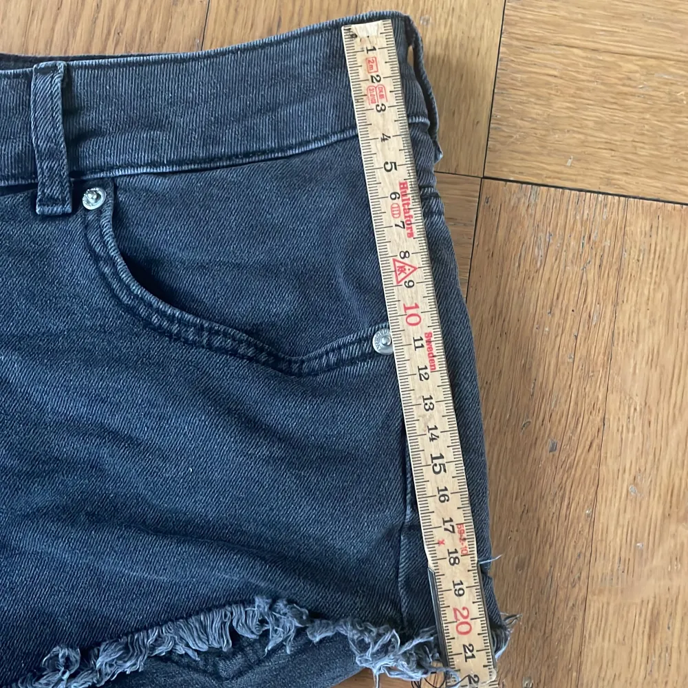 Svarta jeans shorts, Jätte fint skick och inga defekter. Köpa här på Plick men säljer pga för små. Midjemått rakt över- ca 37cm, längd - ca 21-22 cm, Storlek 38. Skriv vid fler frågor🖤 ( pris går att diskuteras. . Shorts.