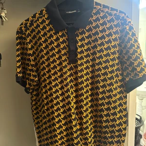 J. Lindeberg pike  - Säljer min killes J.Lindeberg pike i väldigt fint skick, knappt använd. Storlek M