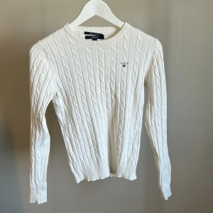 Stickad tröja  - Stickad tröja från gant. Den är lite sliten därav det billiga priset 
