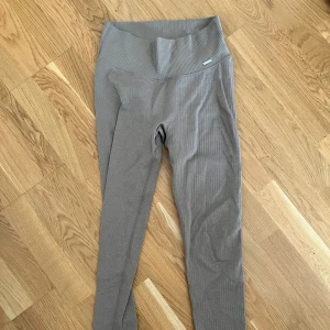 Träningstights  - Ribbade tights från aimn. Aldrig använda. Storlek M 