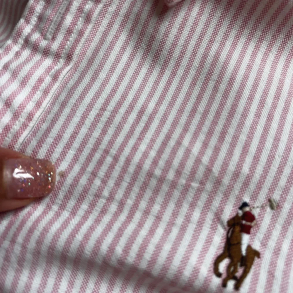 slänger in en klassisk skjorta också Randig skjorta , slim fit Det finns en pyttelite fläck på den ( se bilden i jämförelse med min nagel) det syns knappt men jag måste ändå nämna som anmärkning 😊 Märke: Ralph Laurent Material: Bomull . Skjortor.