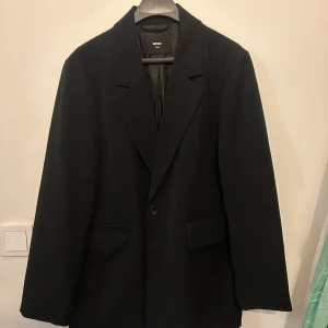 Svart kavaj - Svart kavaj från Bikbok i storlek xs/s. Säljer då den är för stor för mig 😊