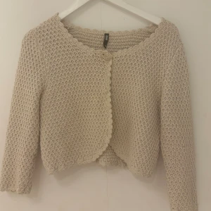 Gullig kofta - Supergullig virkad kofta från märket Flash!! Supersöt och har en blomma som knapp! Har tyvärr en liten fläck på insidan men inget som syns när man bär den💞Skriv till mig vid intresse!!