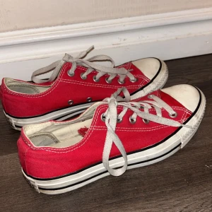 Converse  - Låga röda converse. Går att få de mer rena vid en lite grövre tvätt, men annars i fint skick. Köpta secondhand( vet inte hur mycket de är använda innan mig) inte använda så mycket av mig.( har även en hög modell om någon är intresserad)