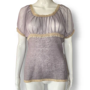 Mesh Blus  - Från Container, storlek M. Dockan använder XS. I fint skick; dock ett hål som syns på bild fyra. ⚠️ Mer mörklila i verkligheten! ⚠️ Det känns som ull men kan vara ett annat material runt magen. Runt bysten är det mesh.  