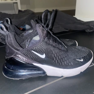 270s Nike skor  - Säljer mina 270s Nike skor för dom är för svå. Dom är i jätte fint skick har använt några gånger. Köparen står för frakten ❤️kontakta mig innan köp ❤️