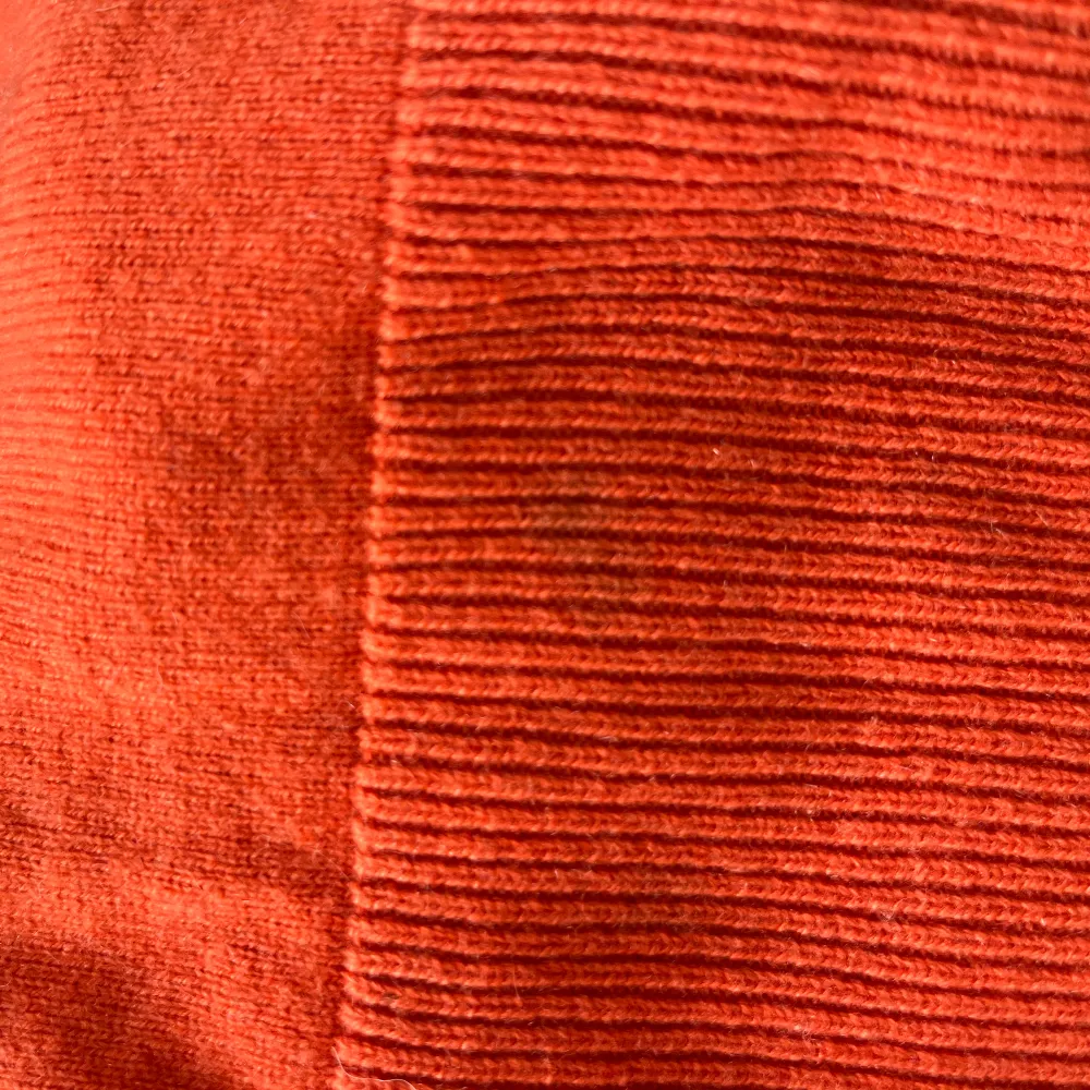 Såå fin och somrig orange färg, 100% cashmere. Nypris ca 2000. Den har några fläckar (se bild 4&5) därav priset🥰 men inte nopprig eller så. Stickat.
