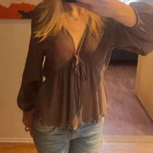 Zara blus  - Jättefin lila/grå blus från zara som tyvärr aldrig kommit tillanvändning. Passar storlek xs/s.   