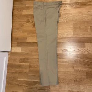 Dickies  - Beiga Dickies byxor 874 i stl 30/32.  Knappt använda. Hör av dig vid frågor och funderingar 
