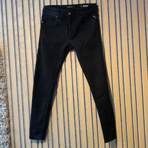 Ett par svarta jeans från märket replay. Använda fåtal gånger och sitter riktigt snyggt. Som sitter slim och är stilrena. Modellen heter jondrill och är riktigt populär. Kontakta mig vid frågor 💯✅
