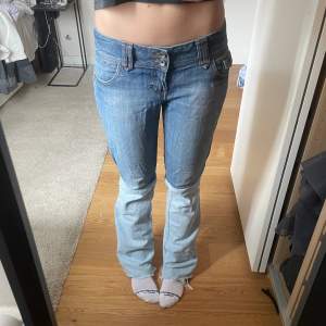 Så coola jeans jag har sytt om själv. 💗🙌🏼  innerbenslängd: 80 cm