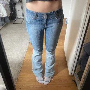 Lågmidjade jeans  - Så coola jeans jag har sytt om själv. 💗🙌🏼  innerbenslängd: 80 cm