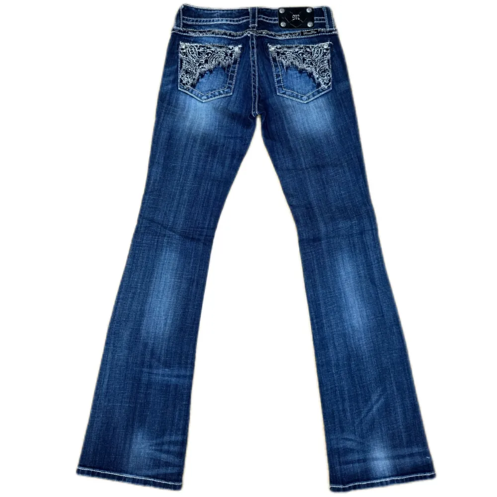 Miss Me jeans i modellen ”JP8014B/boot” midjemåttet rakt över är 39cm. Ytterbenet 106cm och innerbenet 83cm. Jeansen är som helt nya. Kontakta vid intresse!. Jeans & Byxor.