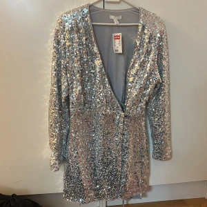 Fest klänning från H&M - Säljer min helt nya klänning säljer pågrund av storleken. 