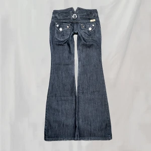 Lågmidjade jeans - Midja: ca 72 innerben: 81 Vintage jeans från river Island. Storlek "6", passar en XS. Vida ben. Något smånötta vid ex fickor, något nötta bakre fotändar. Överlag fint skick!🤍 