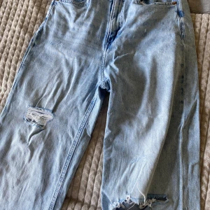 Jeans ljus blå  - Bra skick, inga skador. Säljer för 120kr. Priset kan kanske diskuteras 