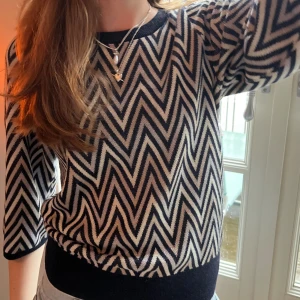 Sicksack tröja  - Kortärmad tröja från neo Noir med missionimönster💖💘 använd endast ett fåtal gånger🩷