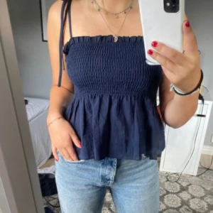topp - säljer denna jättefina topp i storlek xs men passar med mig som har s då den är stretchig ! fint skick💓🙏🏼