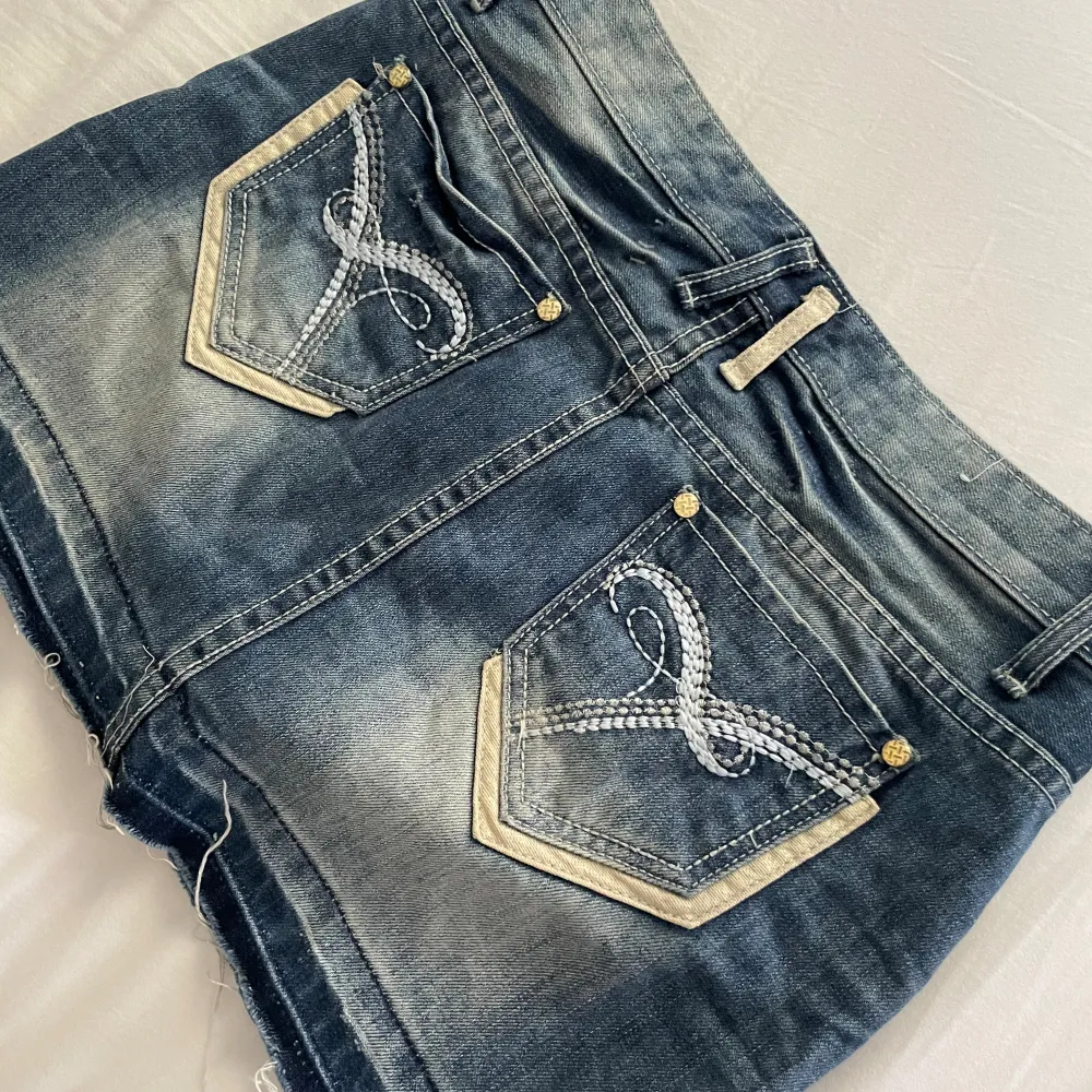 Så fin mini jeans kjol med as najs detaljer bl.a på fickorna! Jätte skön och snygg och as najs till sommaren. Köpt för ca 399 😊❤️👌. Kjolar.