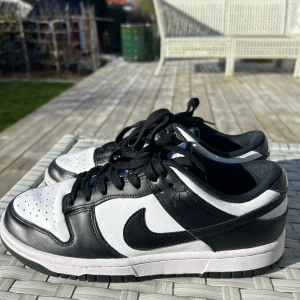 Nike dunk low - Säljer dessa ÄKTA Nike skor i storlek 38. Köptes i oktober från Zalando. De är i topp skick. Inga defekter! Skriv för fler frågor eller bilder😊😊pris kan diskuteras!! Egna bilder! 