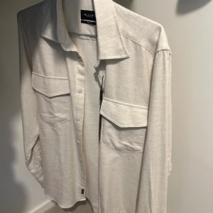 Overshirt sand  - Helt oanvänd overshirt från sand. -Nypris 2199 kr -skick 10/10  