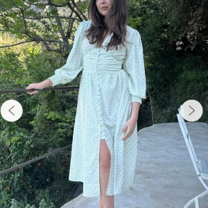 Sommarklänning  - Säljer nu denna superfina sommarklänningen i M från danska märket By IC!❤️‍🔥 Tyvärr har klänningen aldrig kommit till användning och söker därför ett nytt hem. Ett knapphål har råkat gå sönder, men går lätt att laga! 🫶🏼🌸 Nypris 899kr, nu 400kr + frakt 