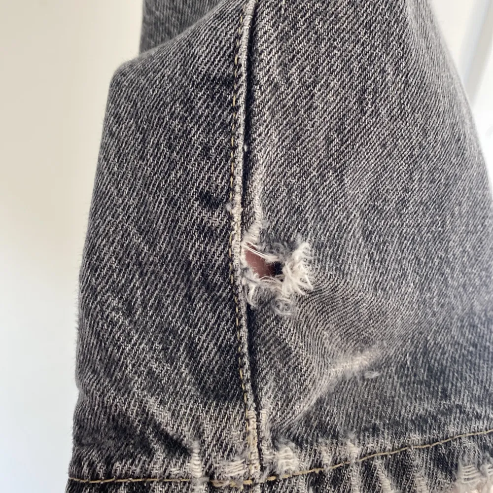 Snygga gråa jeans från pull&bear stilrena men har några defekter nere vid slutet av byxorna annars i toppskick . Jeans & Byxor.