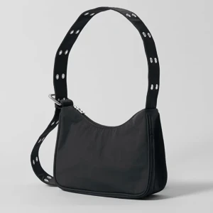 Axelremsväska  - Från weekday, går att justera längden på bandet.  Bra skick.