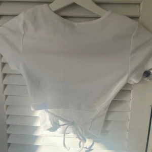 T-shirt med knyte i ryggen - Jättefint skick, enkelt men snyggt plagg