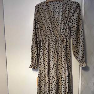En fin lång leopard klänning, luftig och  till sommaren 
