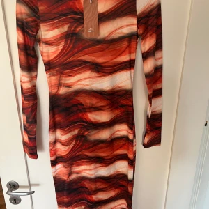 festklänning - Denna snygga klänning är tyvärr för liten för mig. Jag provade den men tyvärr så passade den inte. Storleken är L men skulle säga att den är S. 