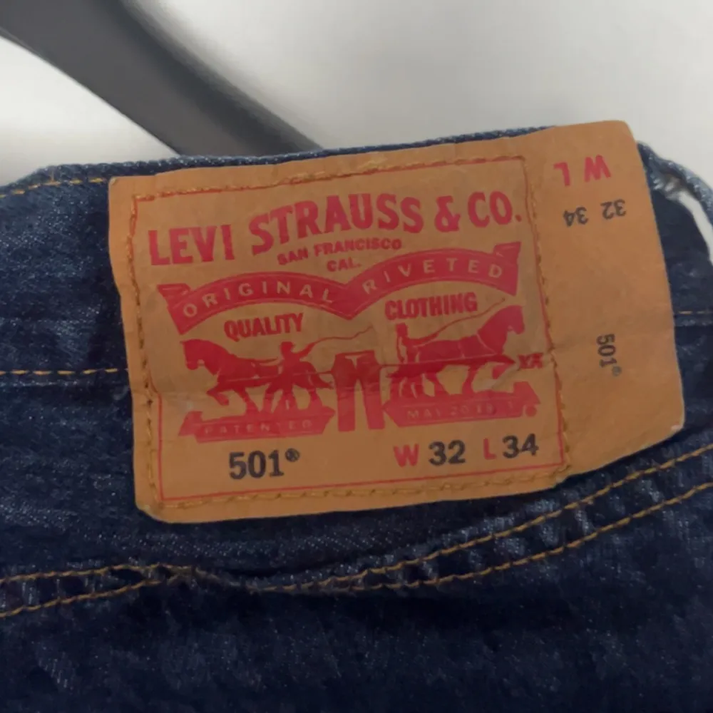 Snygga blå jeans av den populära modellen 501. Skicket på jeansen är 7.5/10. Hör av dig vid frågor!. Jeans & Byxor.