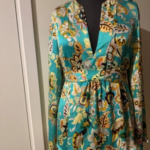 Blommig blus från Zara - Blommig blus från Zara. Helt ny oanvänd fast ingen lapp kvar tyvärr. 