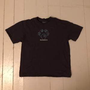 ❗mörk lila POLAR T shirt med unikt tryck❗inte använd mycket❗inga hål eller fläckar❗Storlek M❗Dma för mer bilder/info