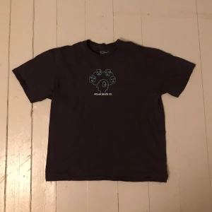Polar skate co T shirt - ❗mörk lila POLAR T shirt med unikt tryck❗inte använd mycket❗inga hål eller fläckar❗Storlek M❗Dma för mer bilder/info