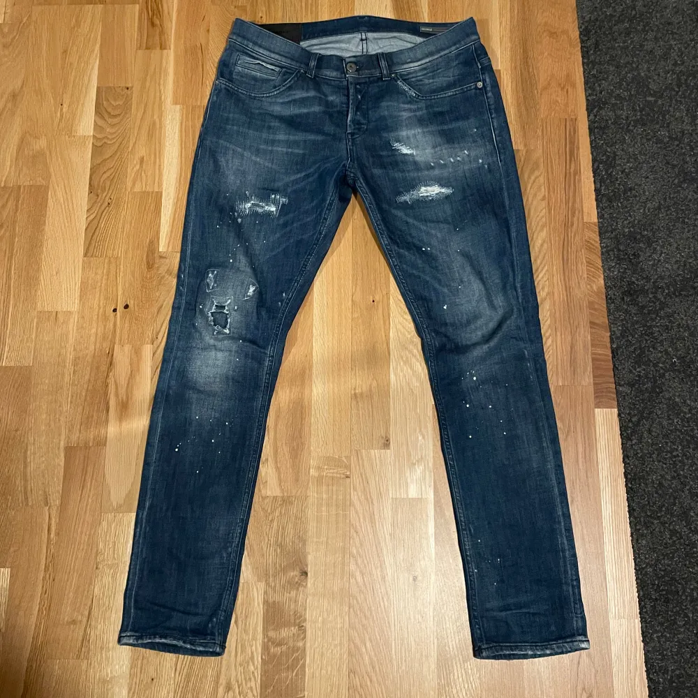 Säljer nu ett par riktigt eftertraktade dondup jeans i modellen George som är i väldigt bra skick. De är inte använda mycket alls. Nypris ligger på runt 3500, mitt pris 1299🔥 Det är bara att höra av dig om du har frågor. //David. Jeans & Byxor.
