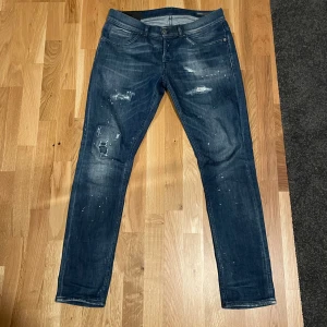Dondup George jeans - Säljer nu ett par riktigt eftertraktade dondup jeans i modellen George som är i väldigt bra skick. De är inte använda mycket alls. Nypris ligger på runt 3500, mitt pris 1299🔥 Det är bara att höra av dig om du har frågor. //David