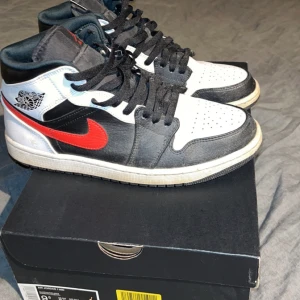Jordan 1 mid chile red - Säljer dessa riktigt snygga jordans 1’s. Köpta i sneakershyllan i gbg för 2499kr. Jag säljer dem för 499kr. Strl 43
