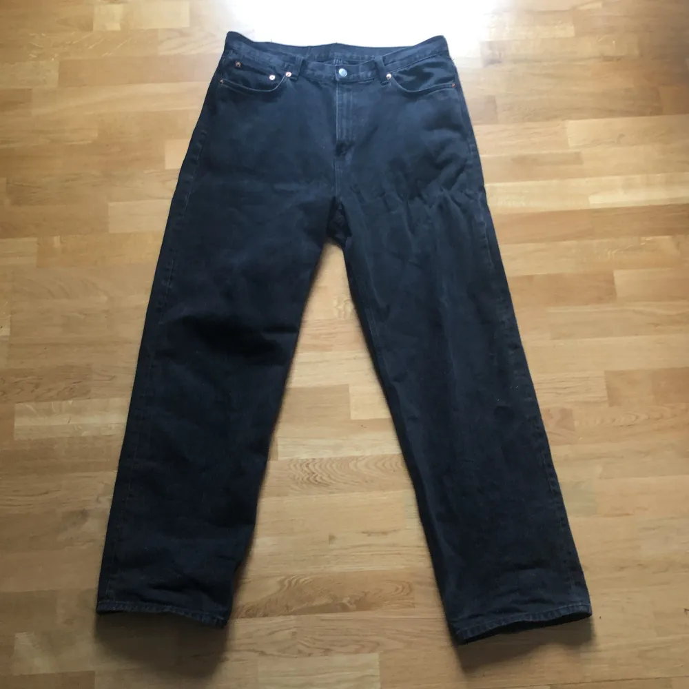 Måttligt använda baggy jeans i storlek W34/L34. Inga fel på jeansen förutom ett litet märke längst ner på högra benet som visas på bilden. Annars otroligt bra skick. Jeans & Byxor.