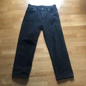 Måttligt använda baggy jeans i storlek W34/L34. Inga fel på jeansen förutom ett litet märke längst ner på högra benet som visas på bilden. Annars otroligt bra skick